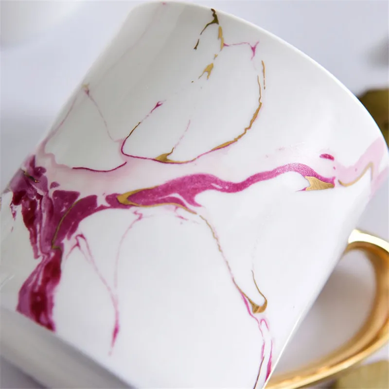 Кружка из костяного фарфора с золотистой ручкой Мраморная наклейка кофейная