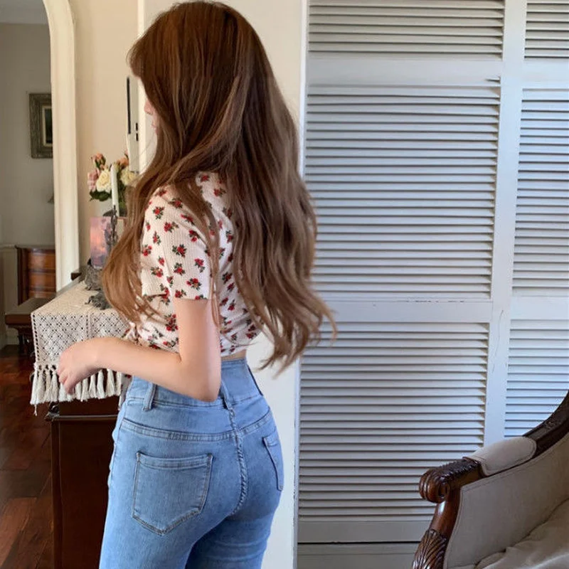 Футболка женская с цветочным принтом облегающий пикантный укороченный топ в