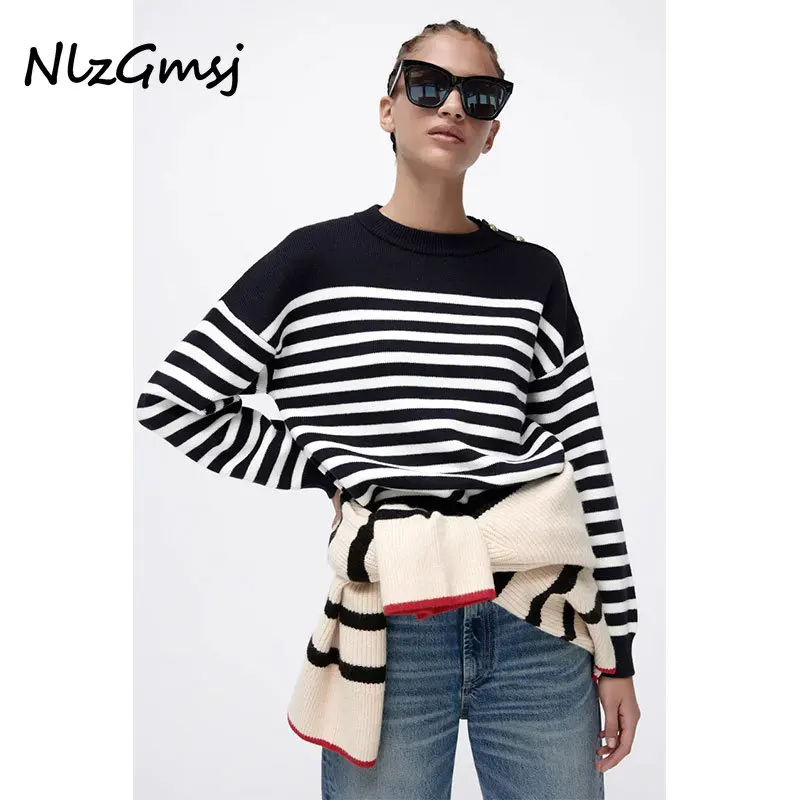 

Женский трикотажный свитер в полоску с длинным рукавом и круглым вырезом