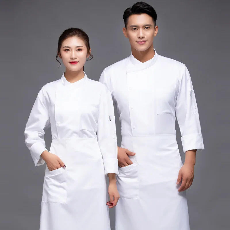 Гостиничный шеф-повар осень/зима на кухне отеля после выпечки с длинными