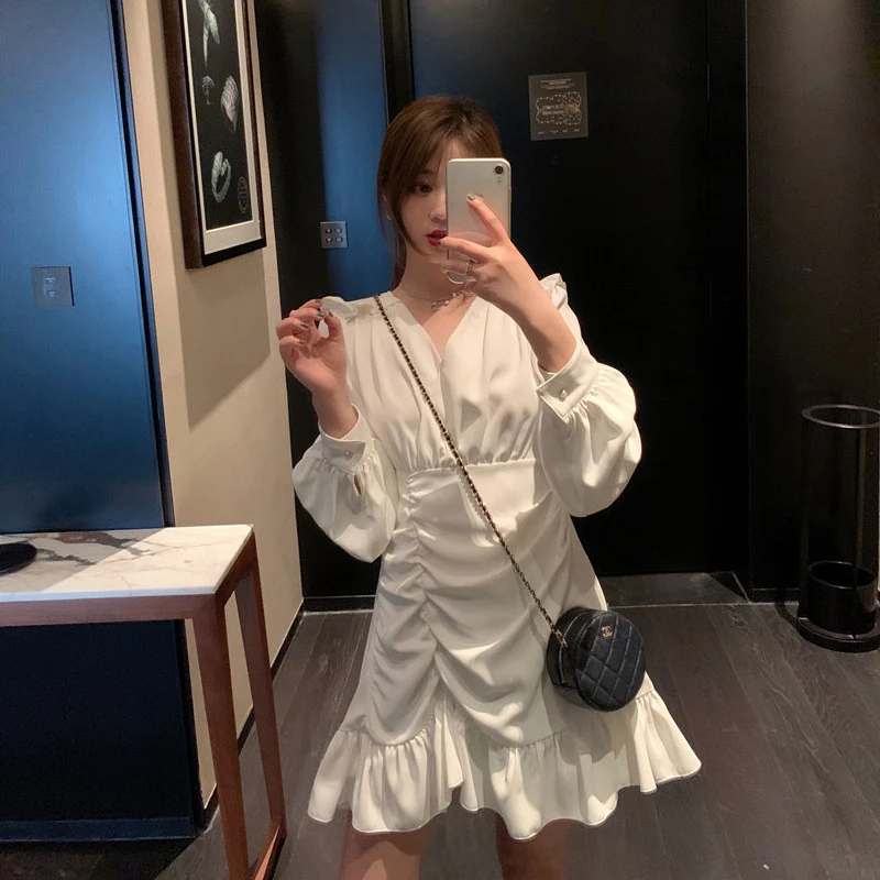 

Fall / winter 2020 white temperament long sleeve slim dress sweet little V-neck Fairy Dress