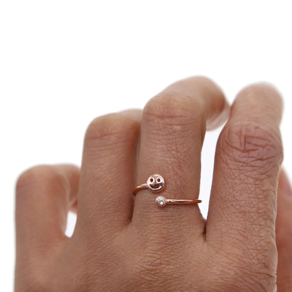 Простое открытое изящное ювелирное изделие для молодых девушек с улыбкой и