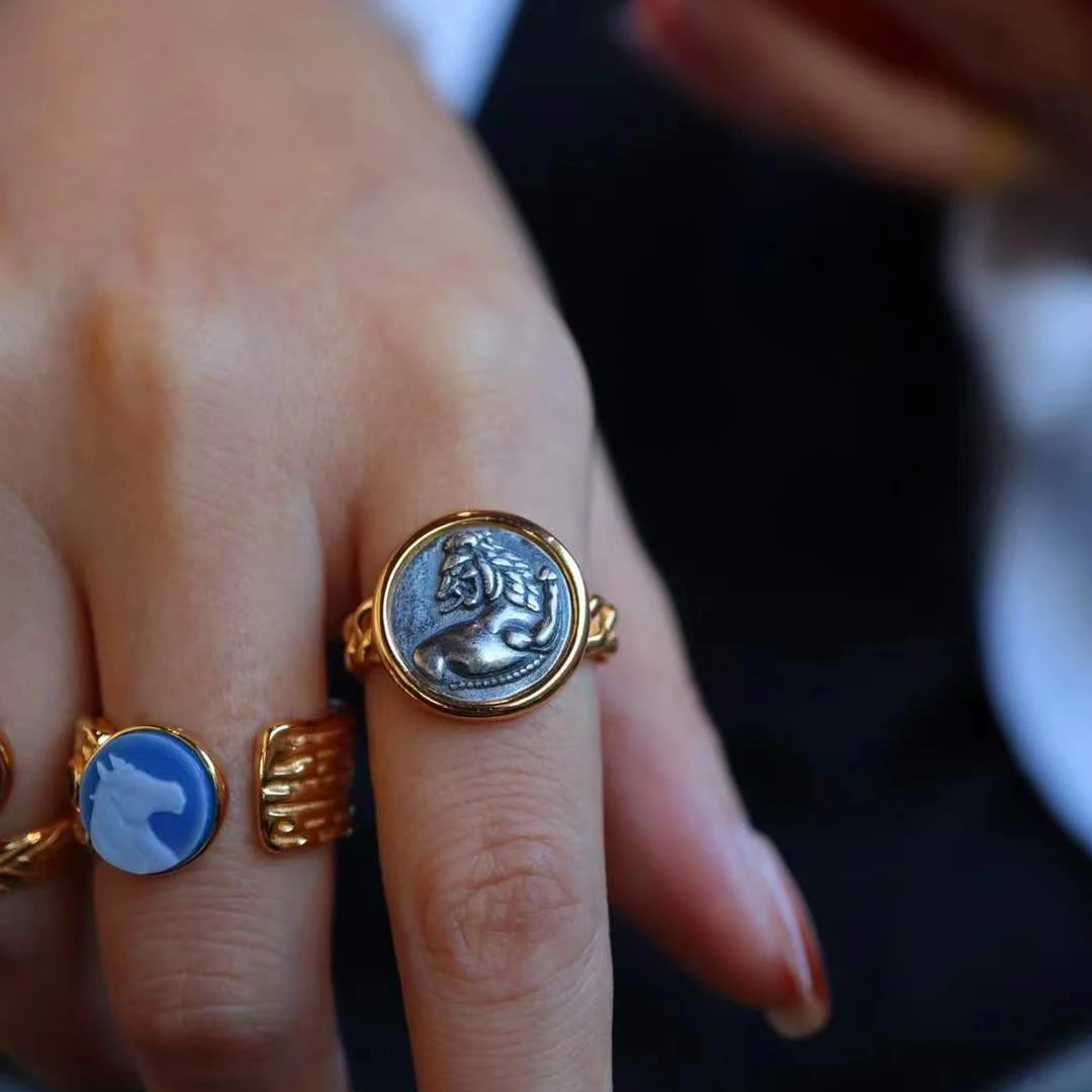 Дублирующее древнее греческое серебряное кольцо в виде льва |