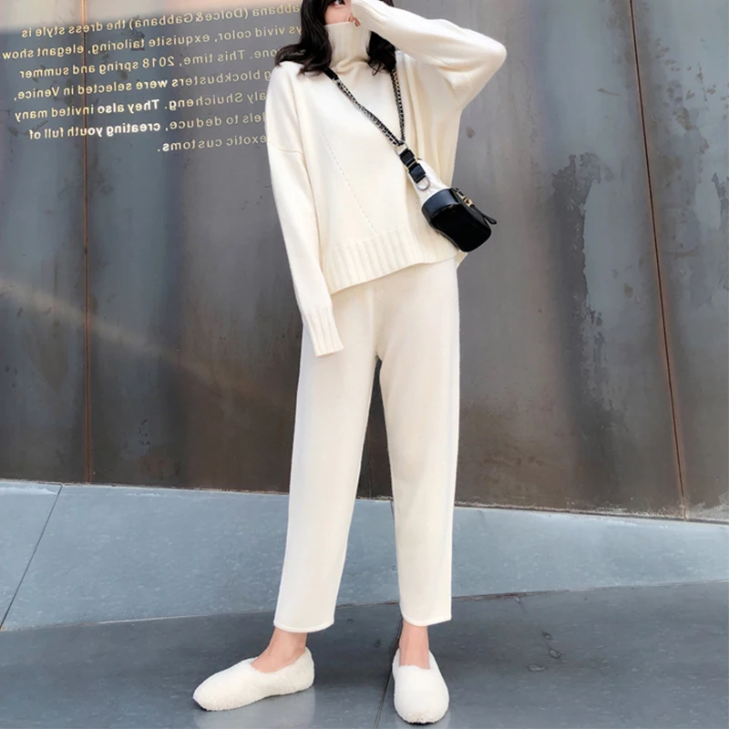 Женский трикотажный комплект из двух предметов свитер с высоким воротником