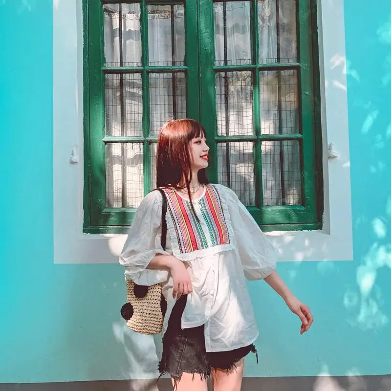 

Video scene shooting national wind cotton and linen, female is loose big yards lantern sleeve embroidery cotton shirt two cardig