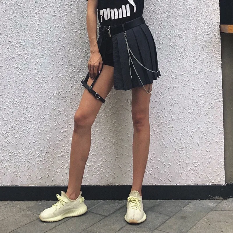 TWOTWINSTYLE уличная плиссированная юбка для женщин с высокой талией и цепочкой на поясе мини юбки женская модная одежда лето Новинка