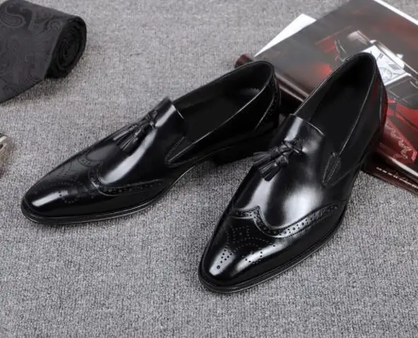 Новинка Мужские модельные туфли из воловьей кожи с кисточками и перфорацией