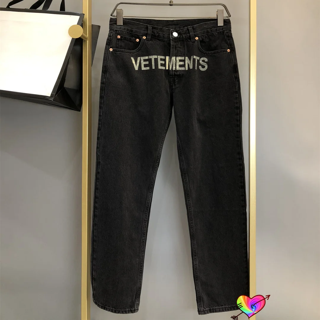 

Washed Black Vetements Logo Jeans 2021 Men Women 1:1 High Quality Front Letter Print Vetements Jeans Pants Badge Button Trousers