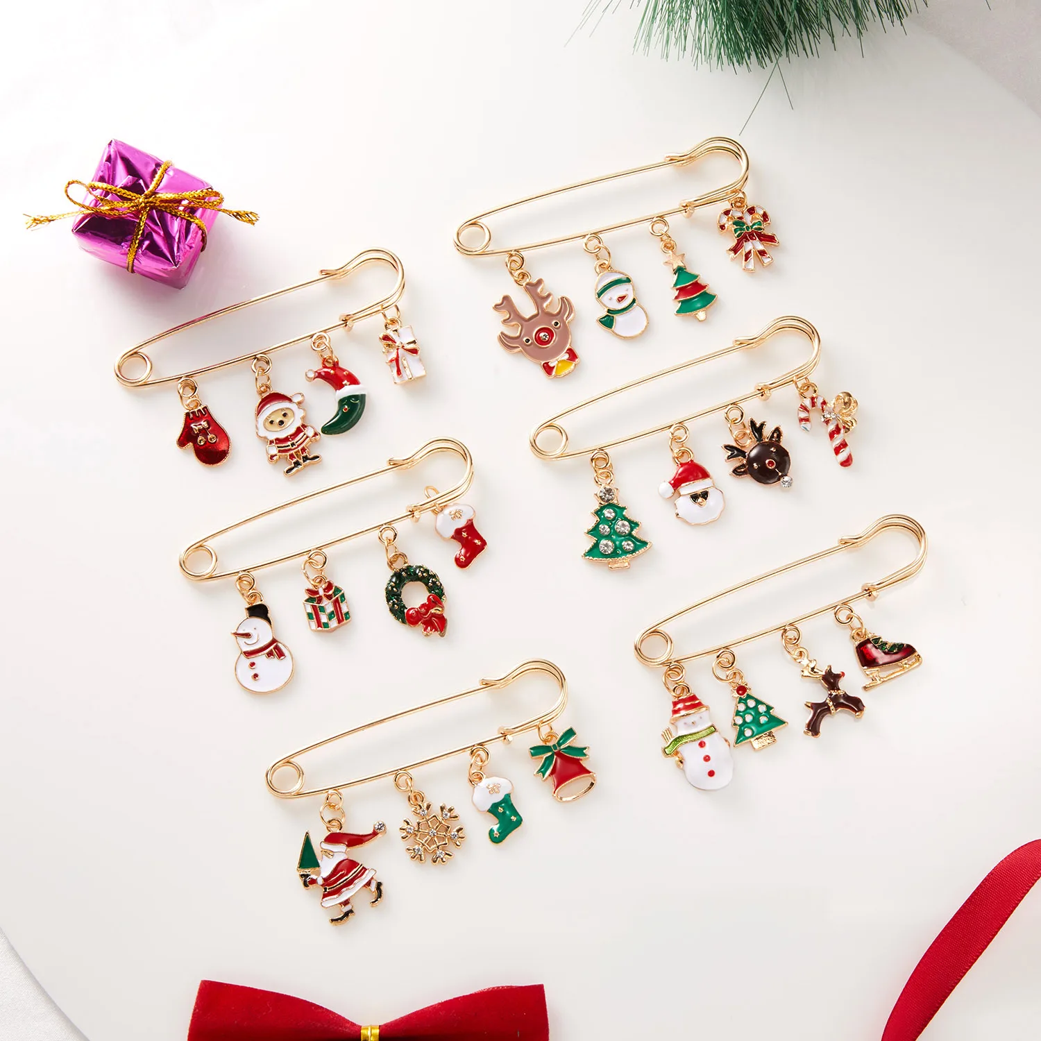 

Christmas Brooches Santa Claus Snowman Snowflake Chain Tassel Pins For Women Lovely Elk Christmas Tree Gloves Neddle Pin Jewelry