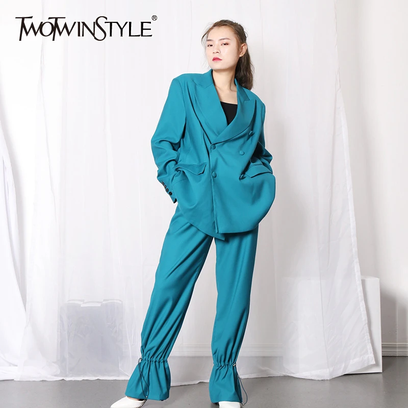 Женский элегантный костюм TWOTWINSTYLE из двух предметов блейзер с отложным