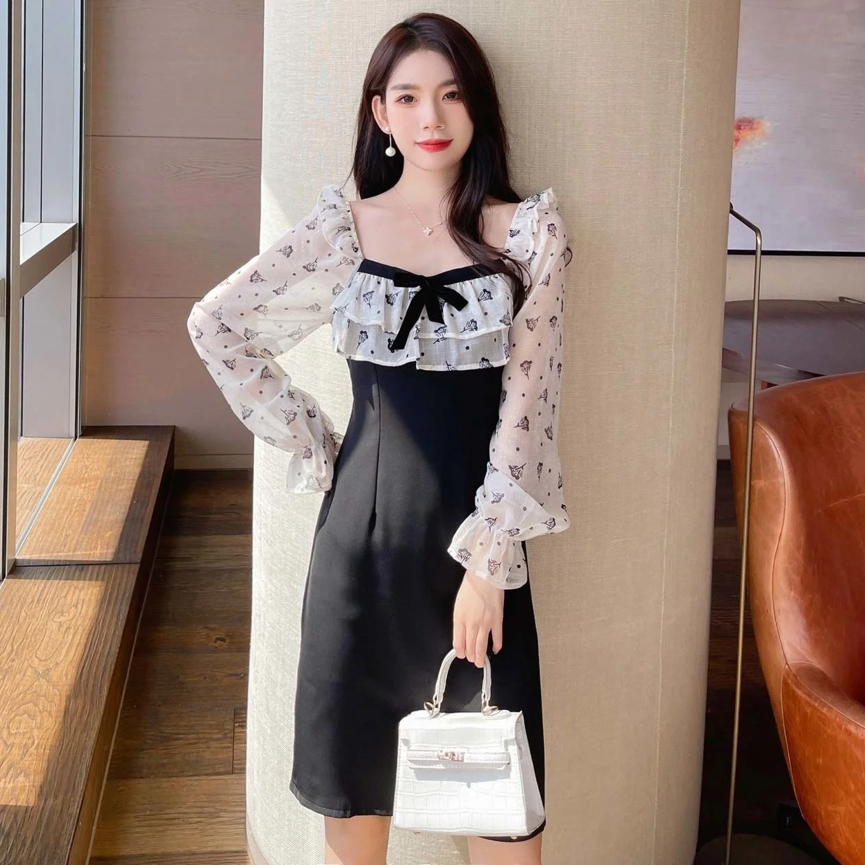 Приталенное платье во французском стиле с высокой талией и квадратным вырезом