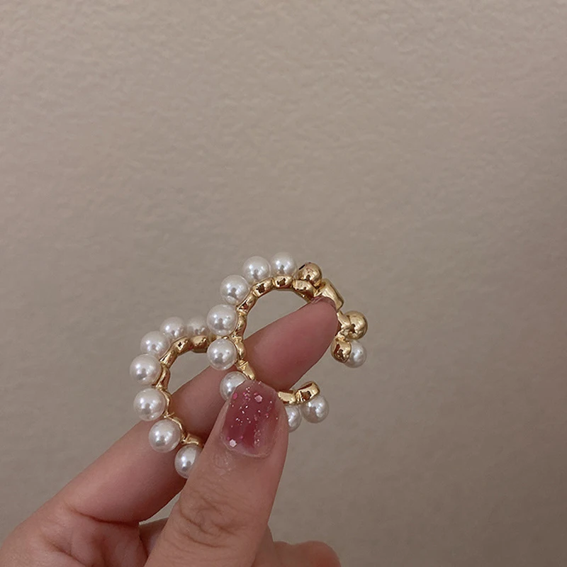 

Elegant New 2021 Korean Fashion Geometry C Type Pearl Stud Earrings For Women Retro After Hanging Jewelry Accessories Gifts