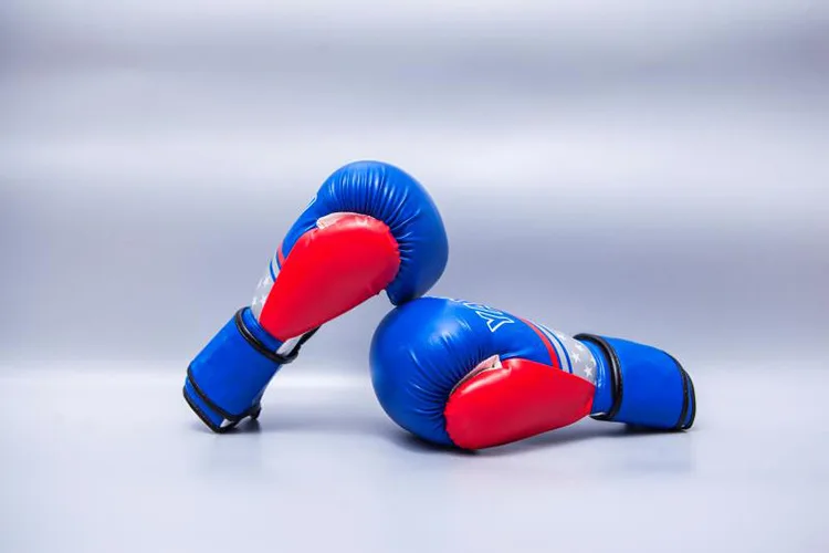 

Foam Women Boxing Gloves Adults Striped Gym Hand Mitts Fighting Boxing Gloves Kick Kids Gear Boxeo Boxing Accessories BY50QJ