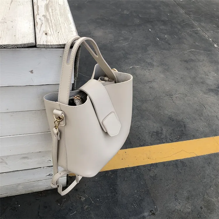 

The new fashionable chic bucket bag of 2019 Korean version of retro one-shoulder oblique handbag is simple and convenient.