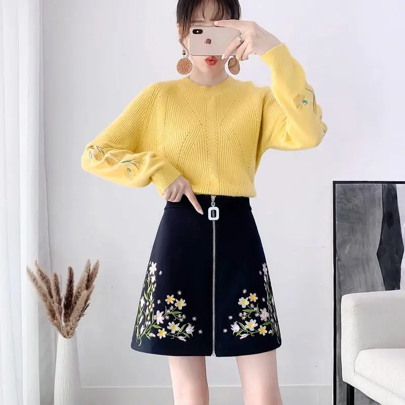 Женский трикотажный костюм свитер с цветочной вышивкой + юбка вязаный пуловер и