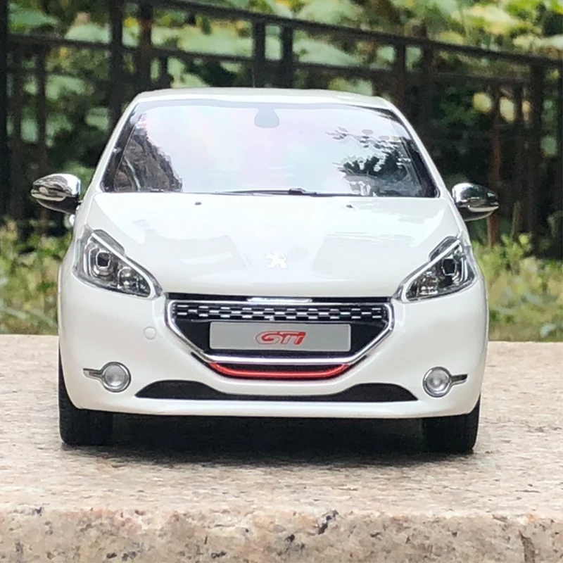 Миниатюрная модель автомобиля из сплава Peugeot 1/18G-TI металлическая статическая