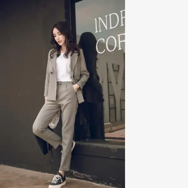 Женский комплект из двух предметов короткий серый однотонный блейзер + брюки с