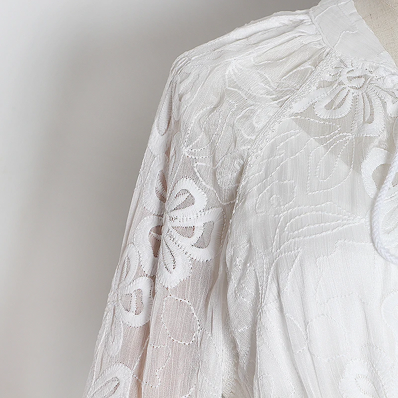 Платье с вышивкой TWOTWINSTYLE v-образным вырезом и расклешенными рукавами высокой