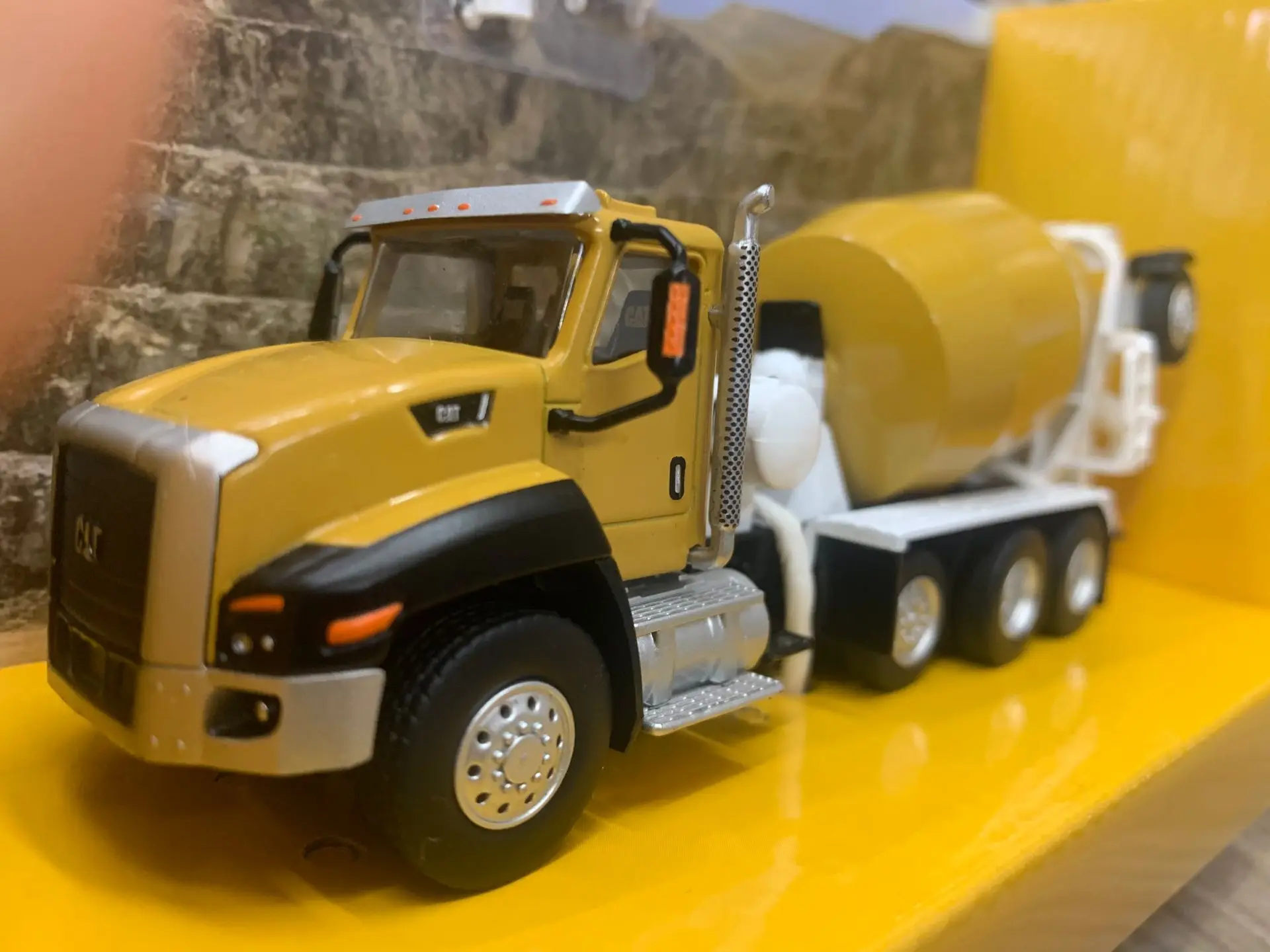 Caterpillar Cat CT660 дневной кабинный трактор с McNeilus Bridgemaster миксер масштаб 1/64 литая