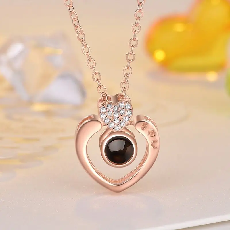 Серебряное колье S925 Sterling Silver с женским вибрато и подвеской в форме персикового сердца Love Memories на 100 языках I You.