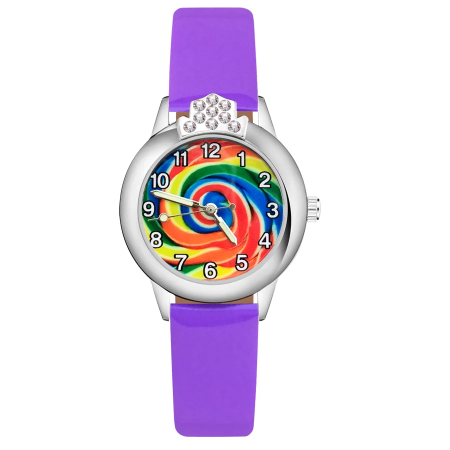 С яркими рисунками из мультфильма про динозавров леденец на палочке с украшением