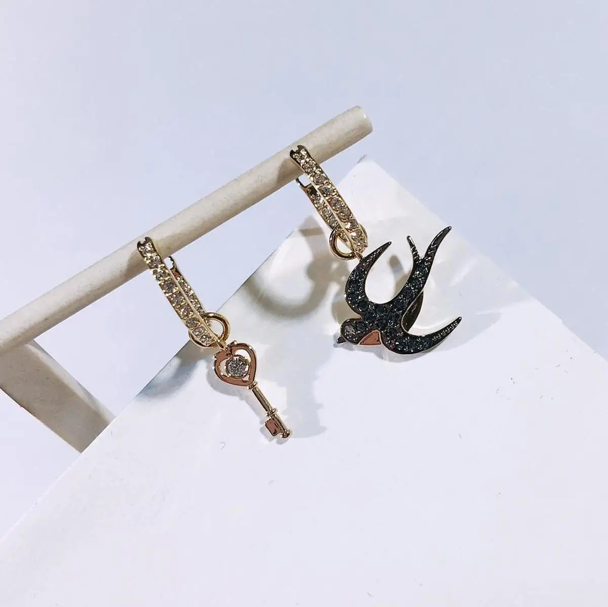 

Fashion Jewelry High quality SWA1:1. Charming Exquisite Gold Tarot Swallow Lock Female Pendant Necklace For Women