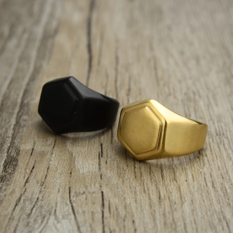 Мужское кольцо из нержавеющей стали матовое с геометрическим рисунком |