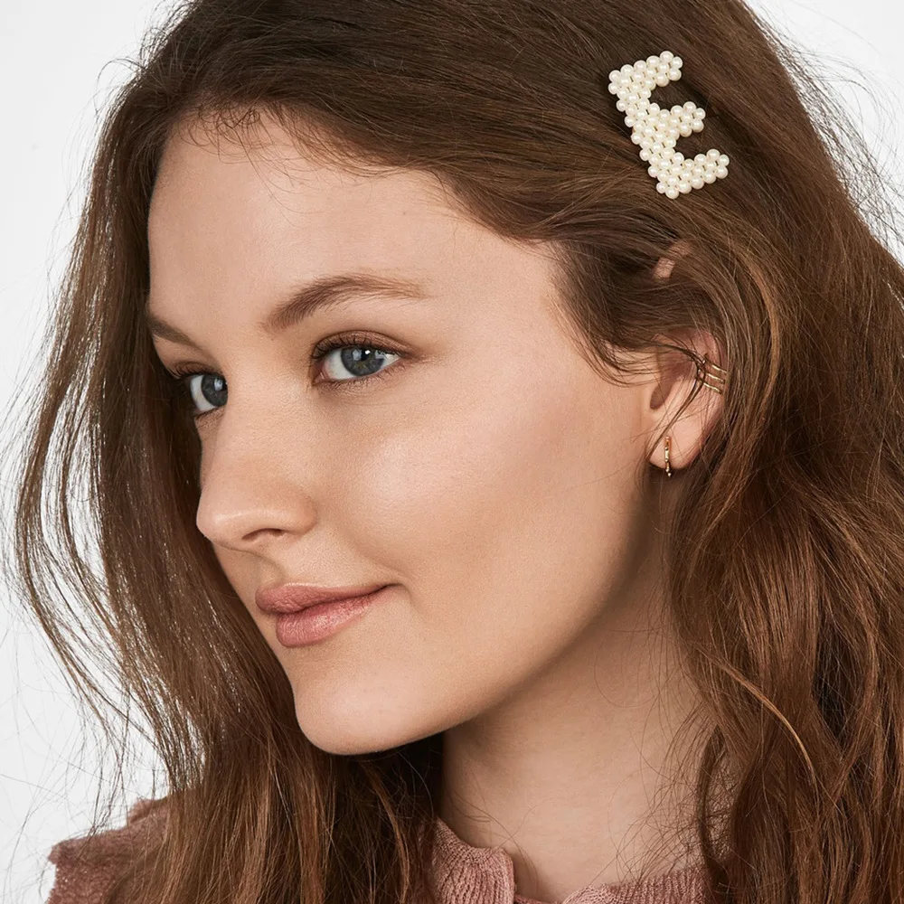 Популярные женские заколки для волос с буквами инициала металлические белым