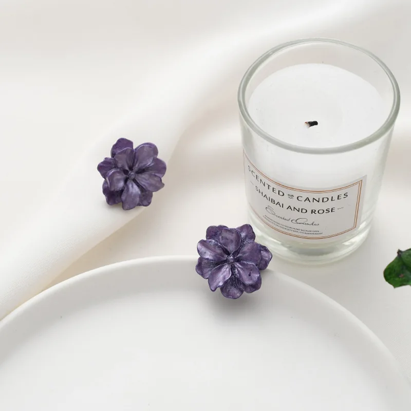 Женские серьги гвоздики в виде цветка садении фиолетового цвета|Серьги-гвоздики|