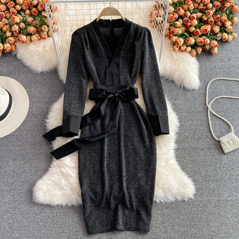 

Осеннее трикотажное платье с V-образным вырезом и длинным рукавом