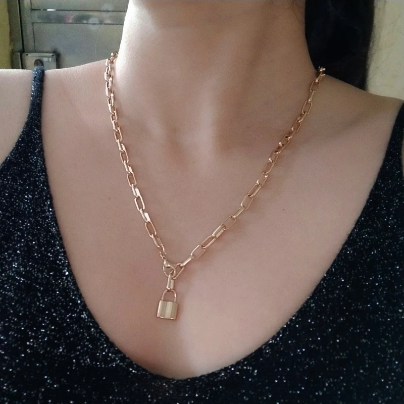 Женская цепочка с подвеской-замком золотистого и серебряного цвета ювелирное