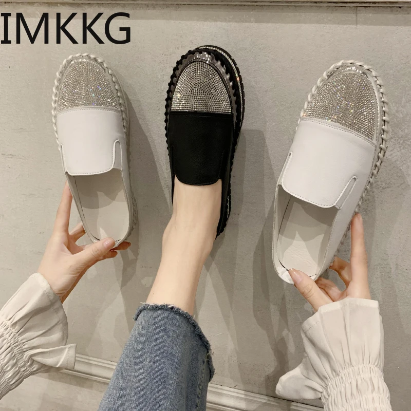 Модные женские тапочки из полиуретана с круглым носком без застежки туфли на