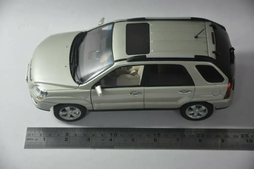 1:18 литая под давлением модель для Kia Sportage R 2008 Золотой внедорожник редкая Игрушечная машина из сплава миниатюрная коллекция подарки