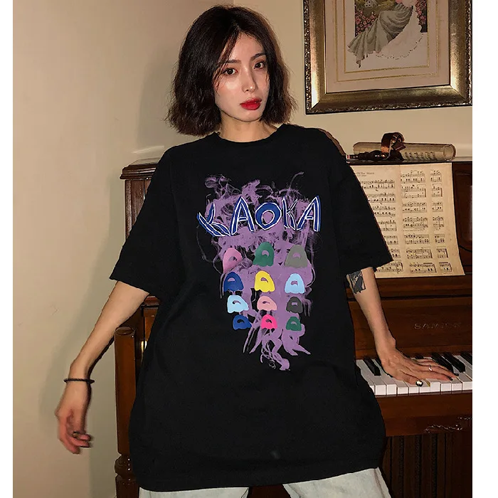 Женская футболка с коротким рукавом черная свободная круглым вырезом и принтом