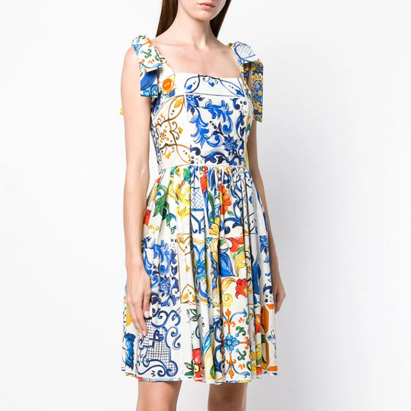 Женское модельное мини платье с цветочным принтом сине белое фарфоровое на