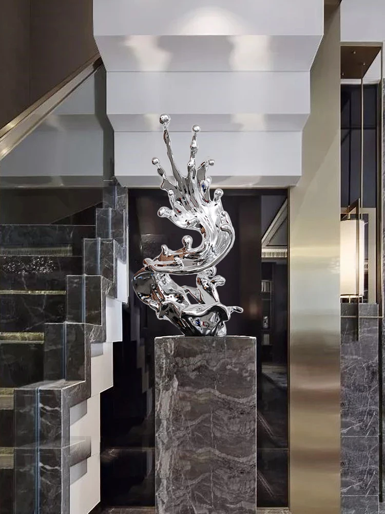 Скульптура с абстрактным покрытием из смолы золотого и серебряного цвета