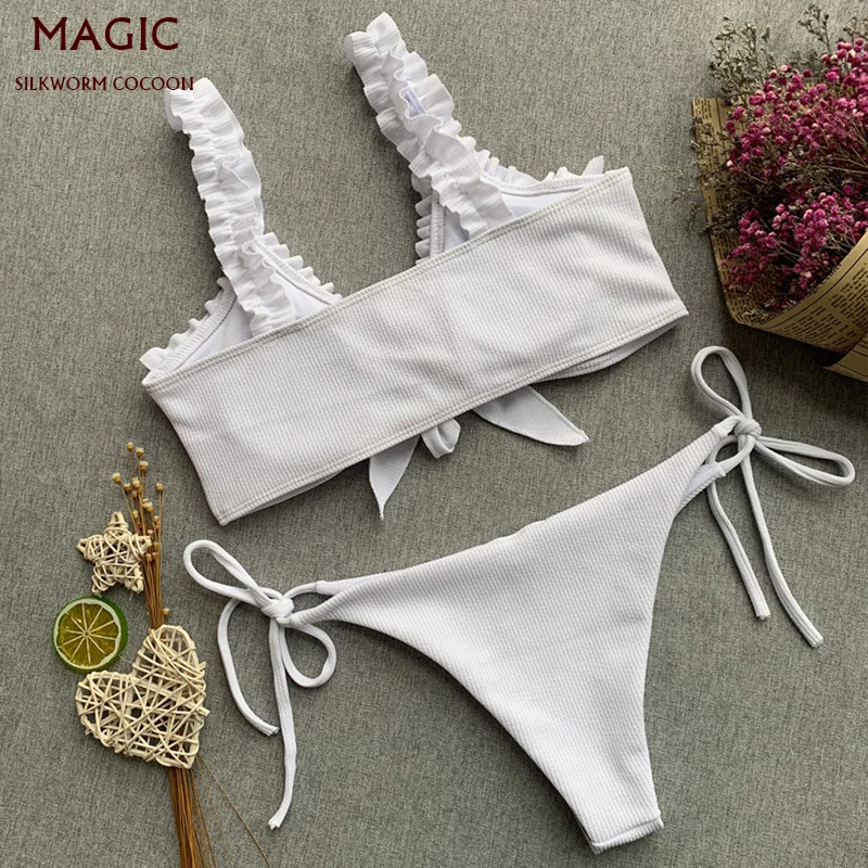 Женский купальник с рюшами однотонный красный бандажный на лямках пуш ап и