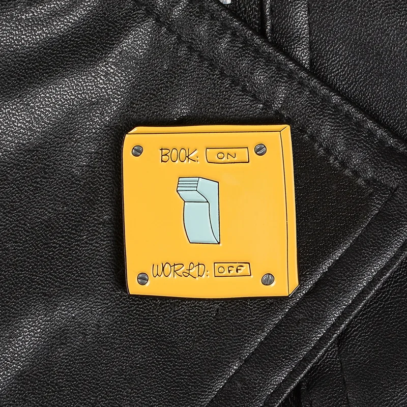 Мультяшный Забавный выключатель питания эмалированная булавка мир чтения Броши