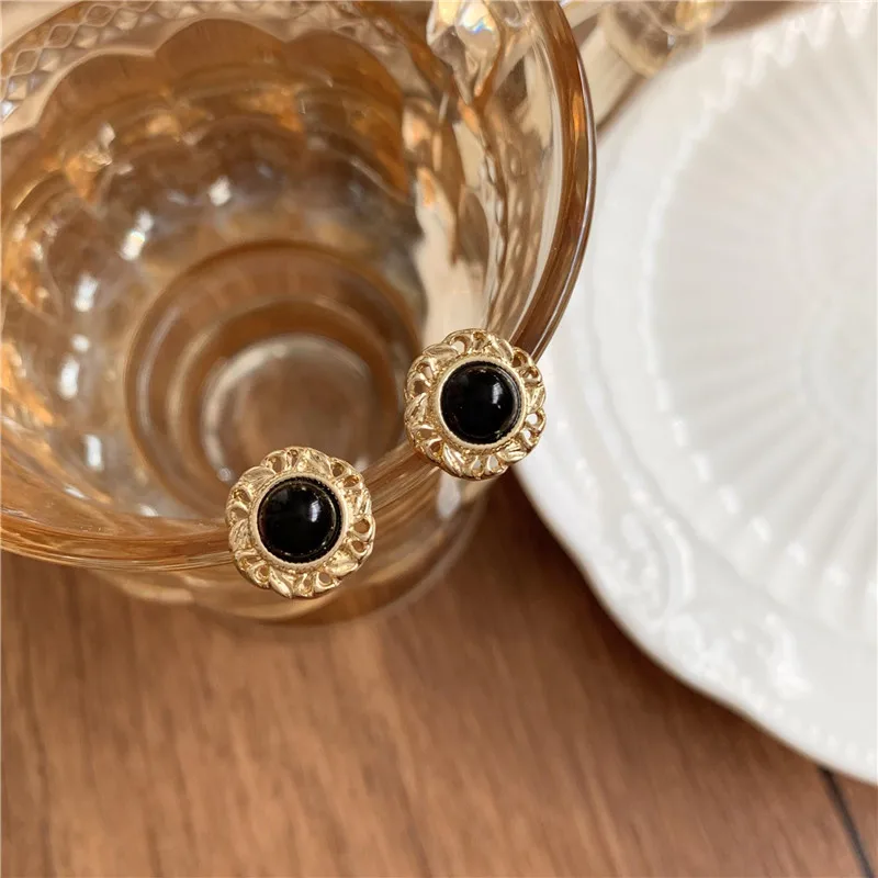 

The New 2020 South Korea Contracted Hollow Stud Earrings Retro Geometric Earrings Female temperament jewelry, gift accessories