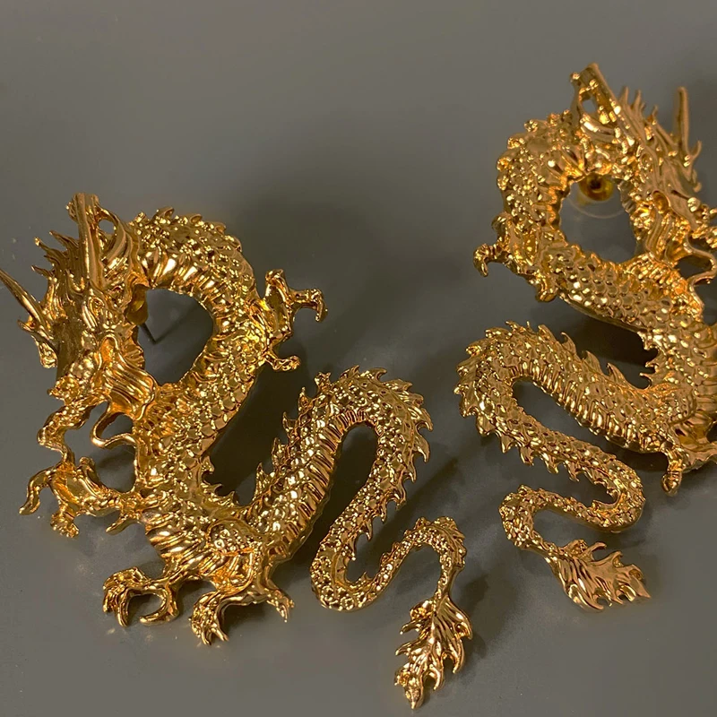 Женские серьги гвоздики в виде дракона матовые золотого цвета китайском стиле