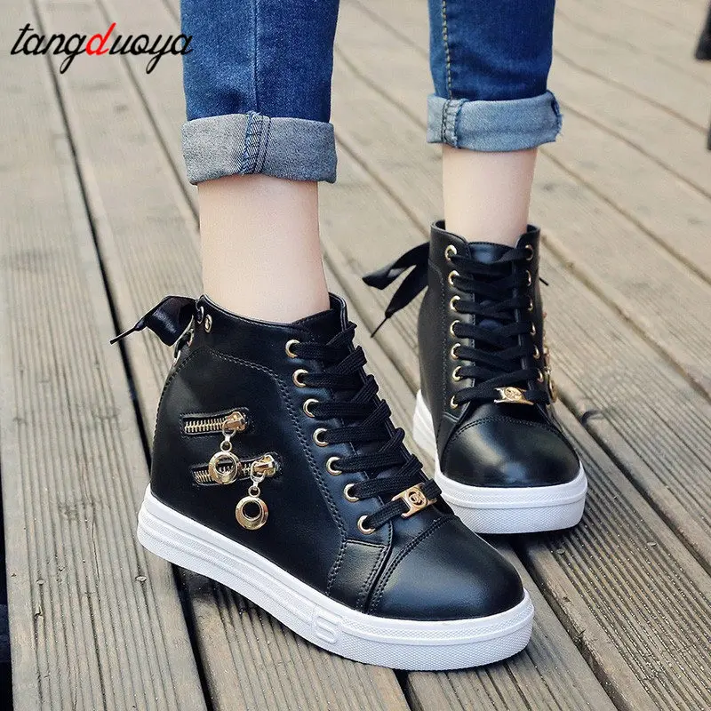 Женская обувь на танкетке платформе с резиновой перфорацией типа броги шнуровке