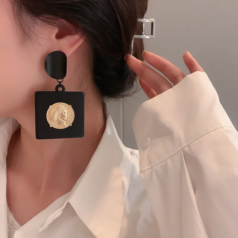 

Unique Women'S Retro Golden Human Face Portrait Black Square Acrylic Dangle Earrings Exaggerated Pendant Drop Ear Jewelry 2021