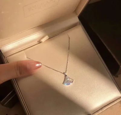 

High-End Brand Classic Small Skirt Necklace Female Fashion Joker Clavicle Chain Simple Diamond Fan Pendant Jewelry Party Gifts