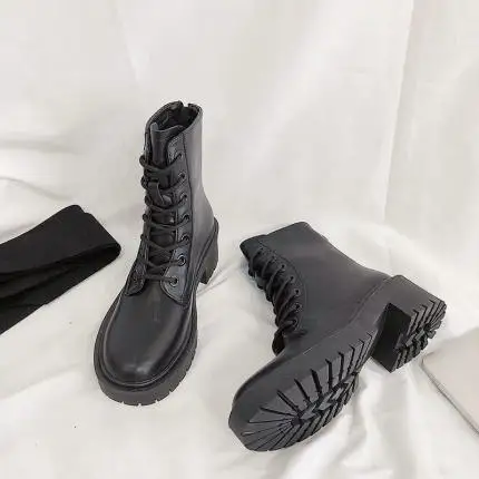 Черные короткие ботинки на высоком каблуке женские осенне зимние мотоциклетные