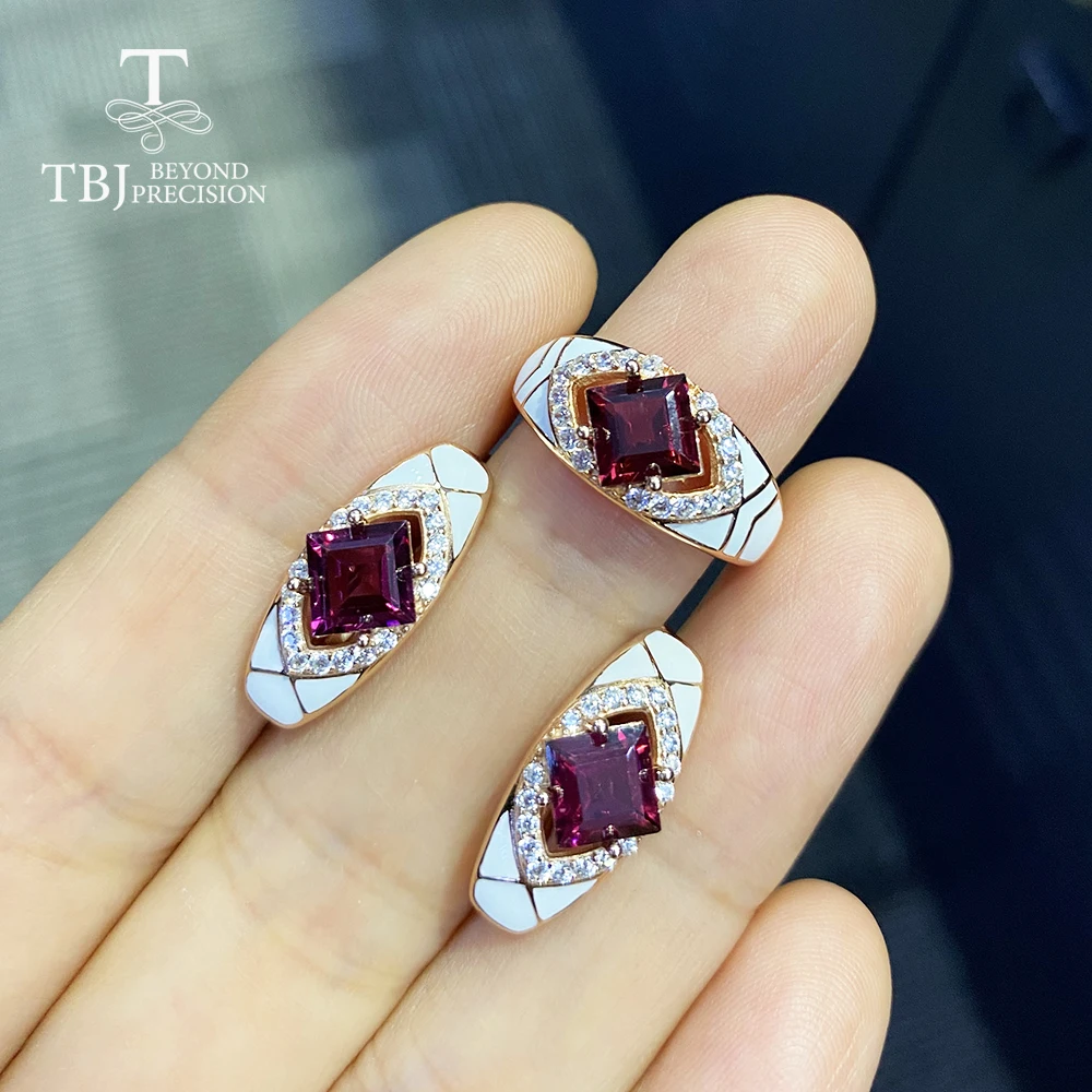 Набор украшений из кольца и сережек с натуральным сапфиром в классическом стиле