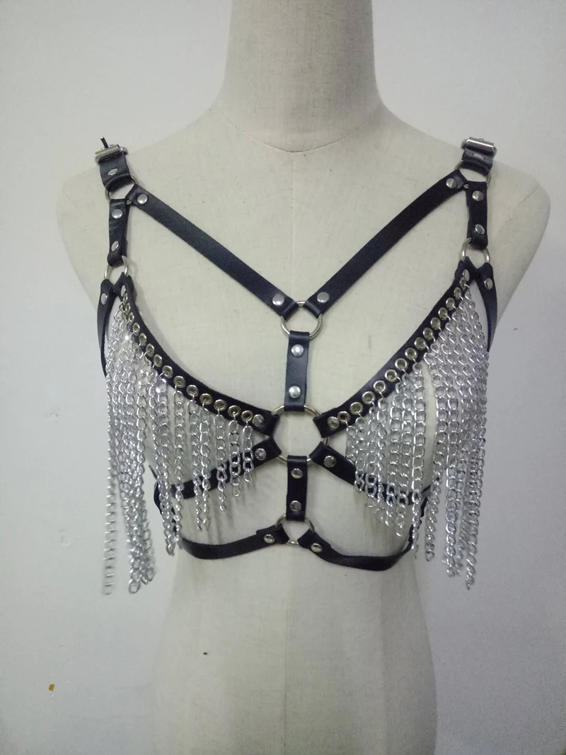 Женский бюстгальтер с металлическими цепочками и кисточками открытый из