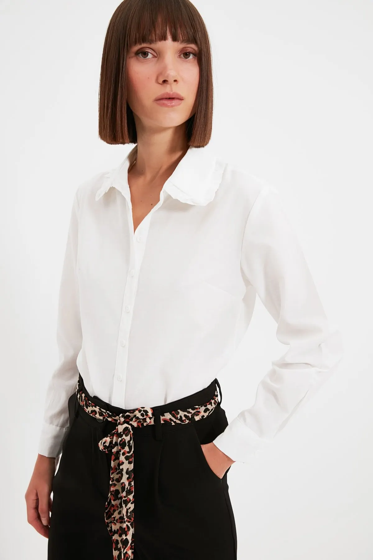 

Женская белая рубашка с воротником