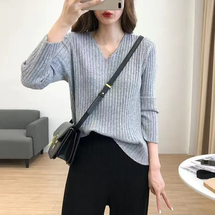 

2020 new V-Neck long sleeve T-shirt women's Pullover spring large women's loose student bottomed sweater Korean version