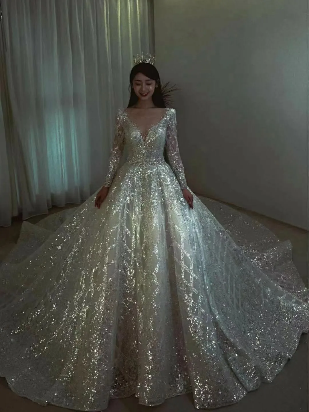 

Romantic Wedding Dress 2021 Bridal Gown Long Sleeves V Neck Lace Applique Chaple Train Luxury Dubai Style Plus Size Custom Made