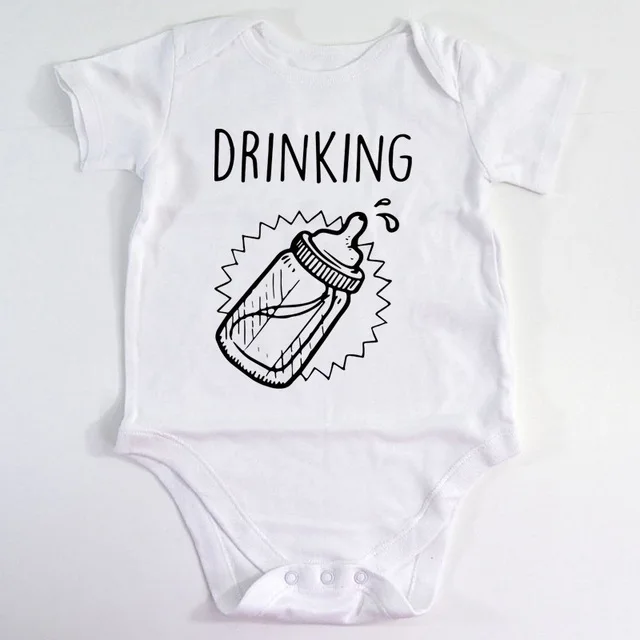 White-Drinking Новинка; летние комбинезоны для маленьких мальчиков и девочек с короткими рукавами и принтом букв; Одежда для новорожденных; комбинезон черного цвета - Цвет: White-Drinking